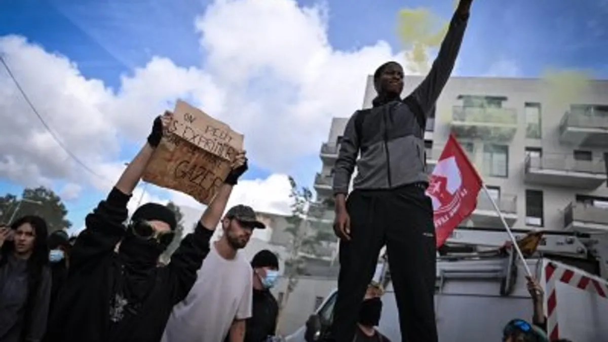 French Cabinet meets as student protests intensify around country
